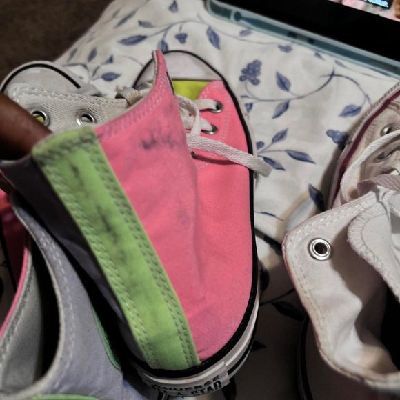 Multi color converse shoes - Picture 3 of 3